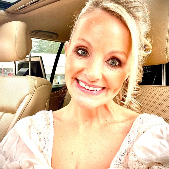 Meet your Posher, Amber - Picture 1 of 4